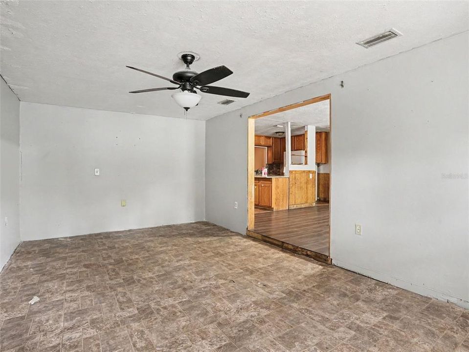 For Sale: $239,000 (5 beds, 2 baths, 1748 Square Feet)