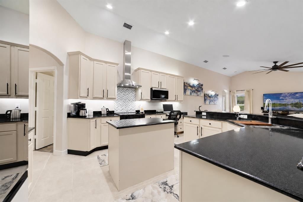 Activo con contrato: $699,990 (4 camas, 3 baños, 2700 Pies cuadrados)