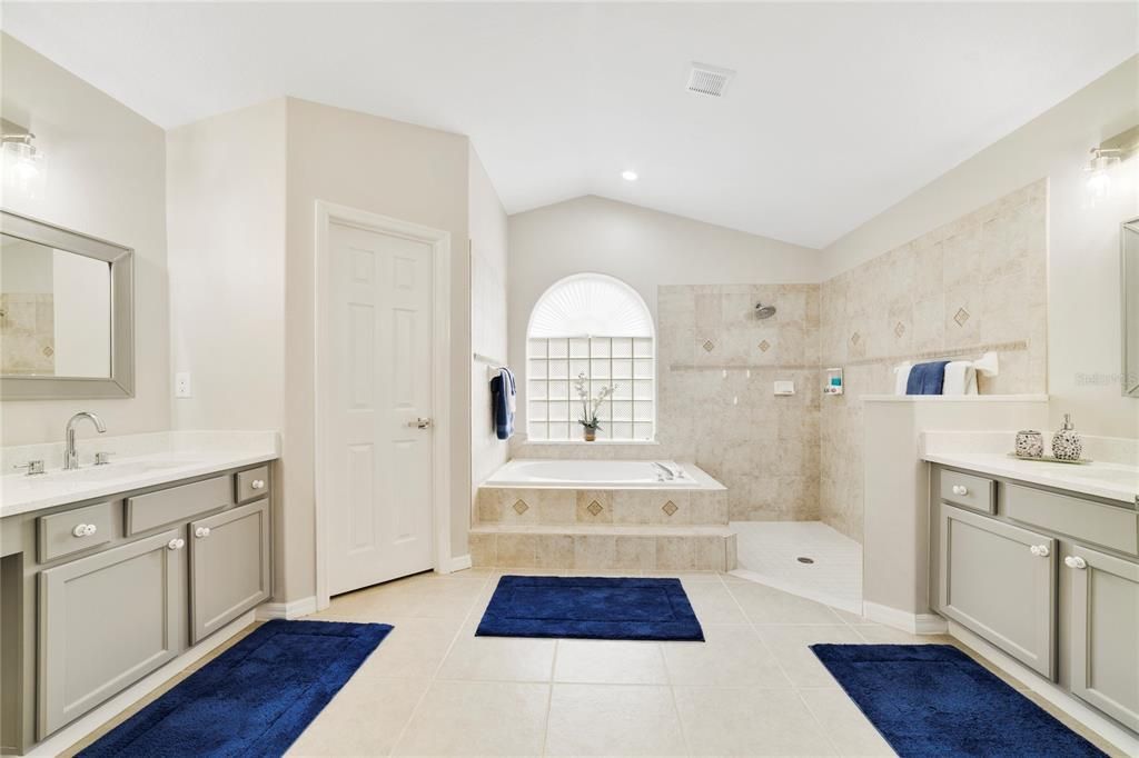 Activo con contrato: $699,990 (4 camas, 3 baños, 2700 Pies cuadrados)