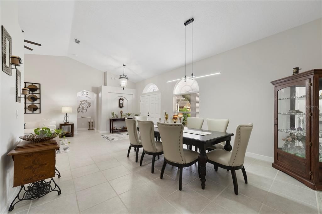 Activo con contrato: $699,990 (4 camas, 3 baños, 2700 Pies cuadrados)