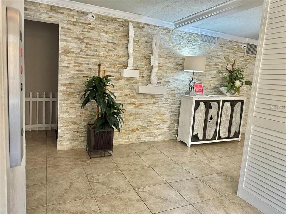 For Sale: $550,000 (2 beds, 2 baths, 1214 Square Feet)