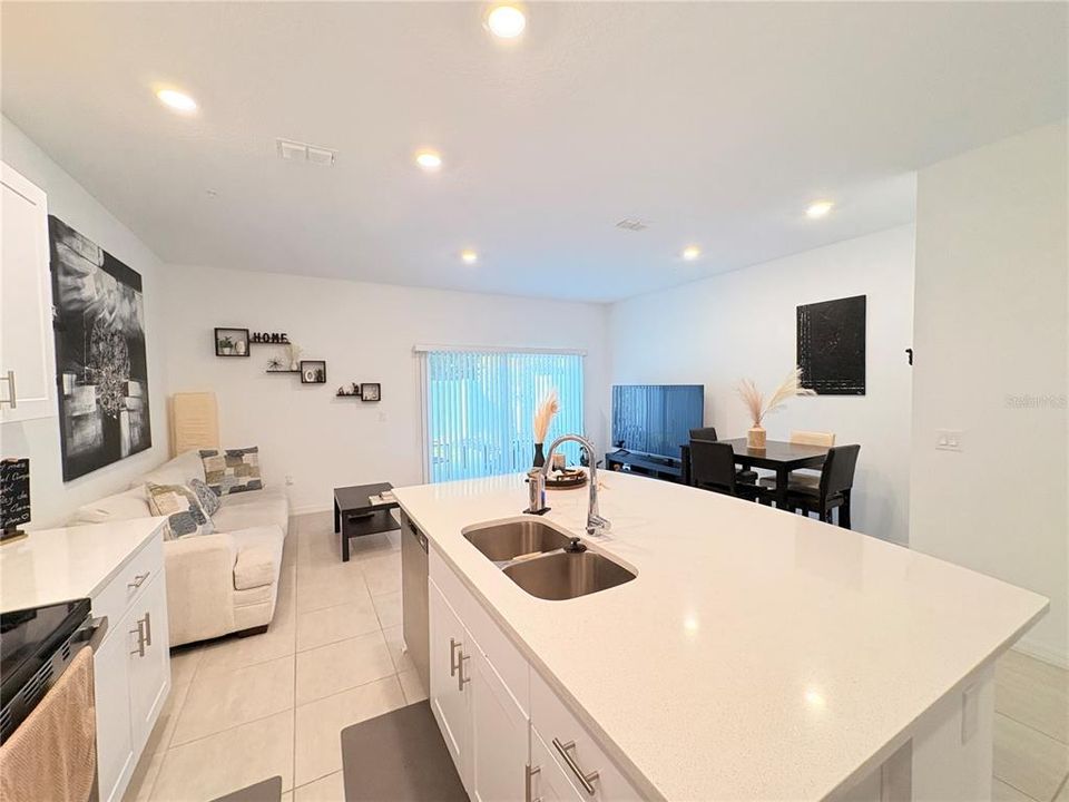 待售: $330,000 (3 贝兹, 2 浴室, 1373 平方英尺)