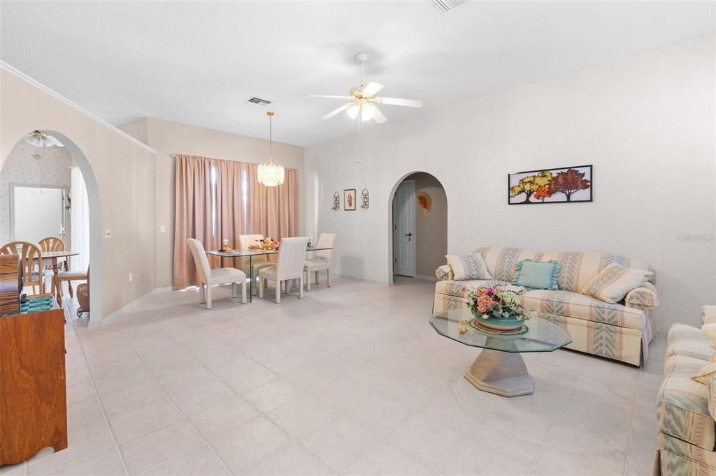 En Venta: $359,999 (3 camas, 2 baños, 1944 Pies cuadrados)