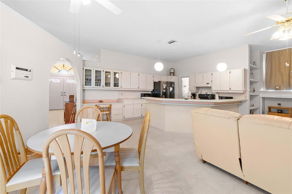 En Venta: $359,999 (3 camas, 2 baños, 1944 Pies cuadrados)