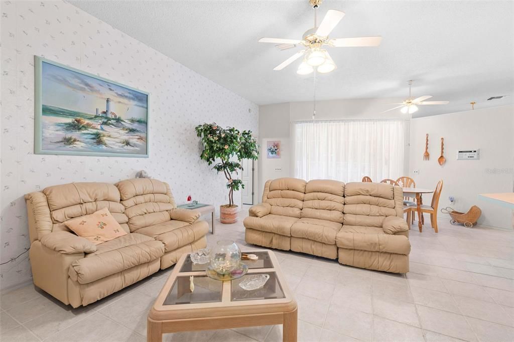 En Venta: $359,999 (3 camas, 2 baños, 1944 Pies cuadrados)