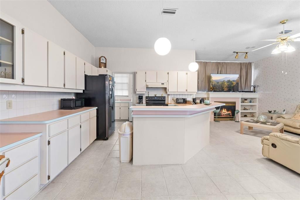 En Venta: $359,999 (3 camas, 2 baños, 1944 Pies cuadrados)