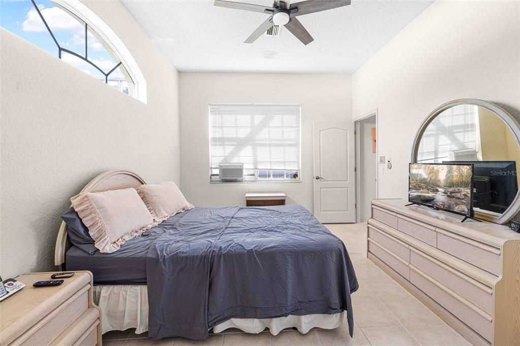 En Venta: $359,999 (3 camas, 2 baños, 1944 Pies cuadrados)