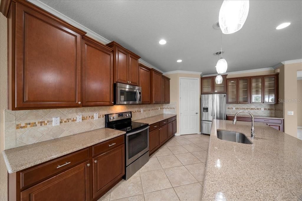 En Venta: $449,900 (2 camas, 2 baños, 2299 Pies cuadrados)