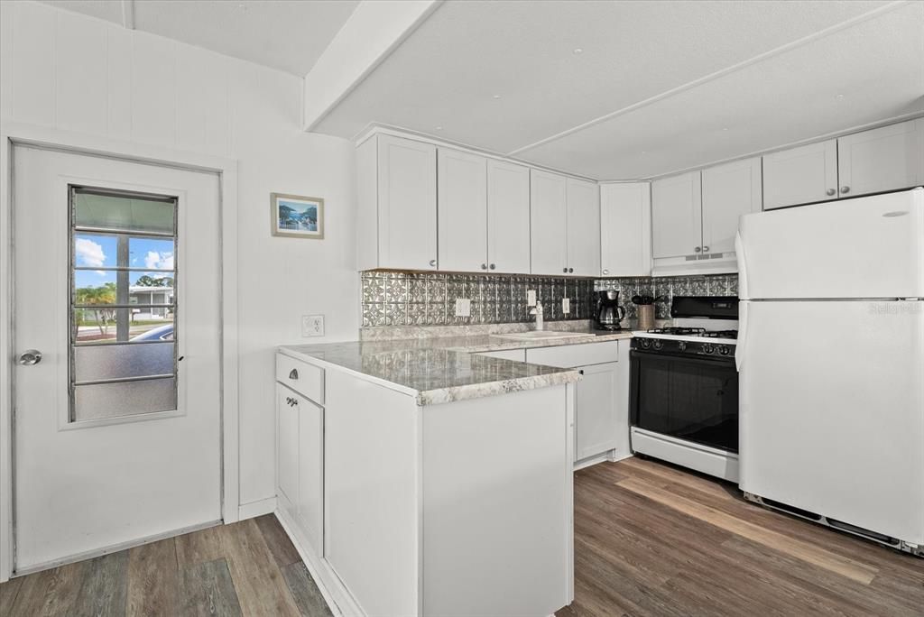 For Sale: $129,900 (2 beds, 2 baths, 720 Square Feet)