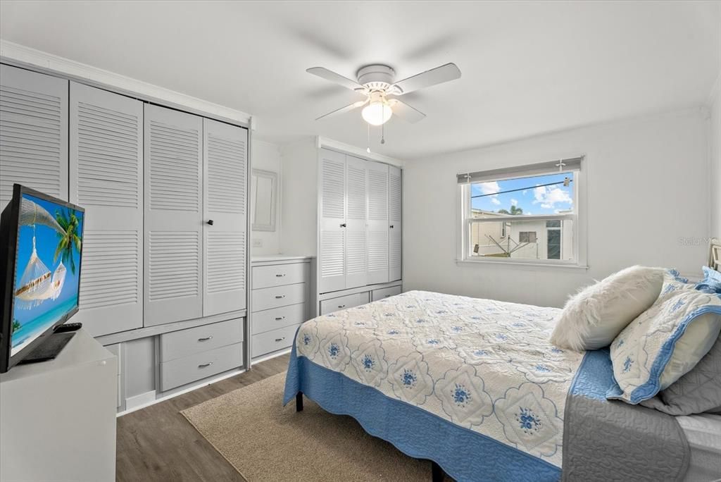 For Sale: $129,900 (2 beds, 2 baths, 720 Square Feet)