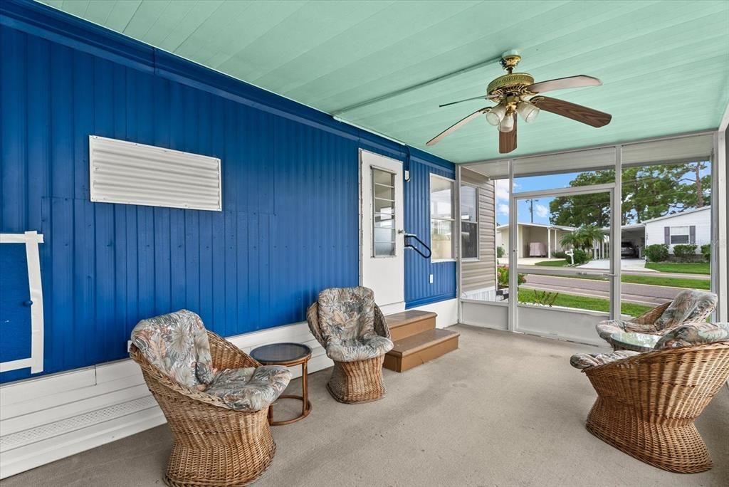 For Sale: $129,900 (2 beds, 2 baths, 720 Square Feet)