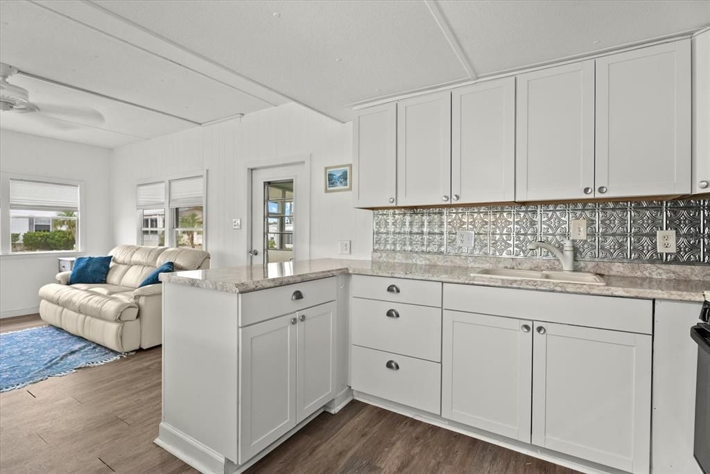 For Sale: $129,900 (2 beds, 2 baths, 720 Square Feet)