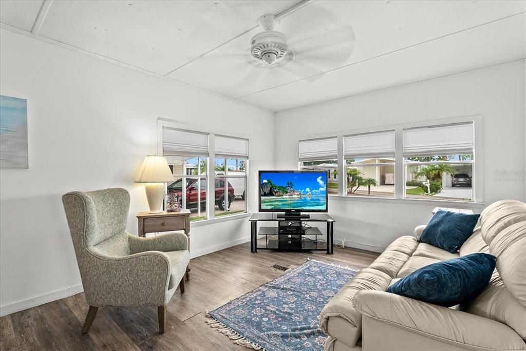 For Sale: $129,900 (2 beds, 2 baths, 720 Square Feet)