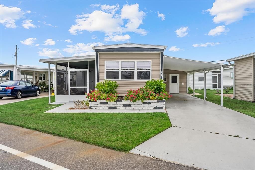For Sale: $129,900 (2 beds, 2 baths, 720 Square Feet)