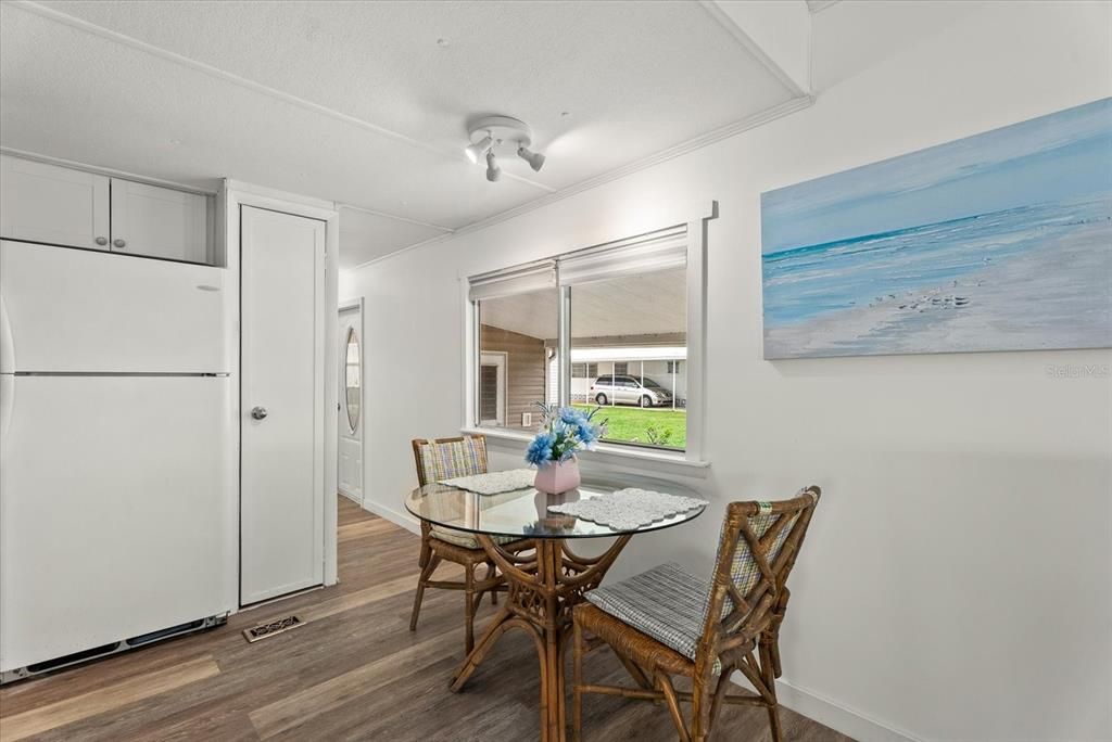 For Sale: $129,900 (2 beds, 2 baths, 720 Square Feet)