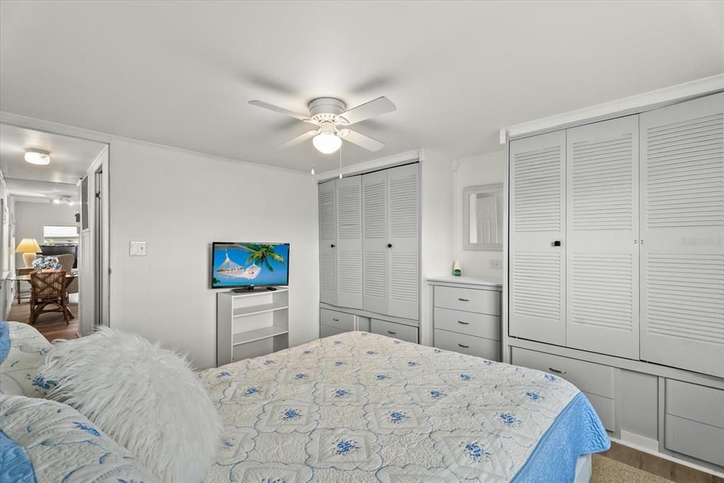 For Sale: $129,900 (2 beds, 2 baths, 720 Square Feet)
