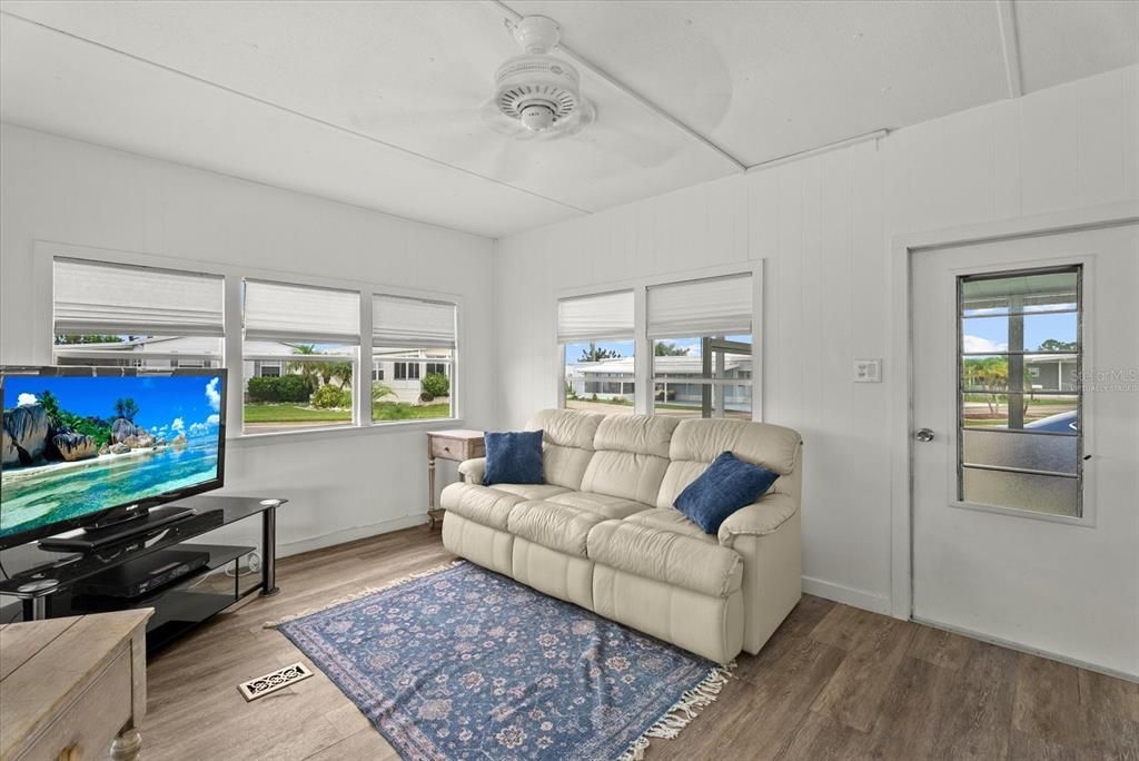 For Sale: $129,900 (2 beds, 2 baths, 720 Square Feet)
