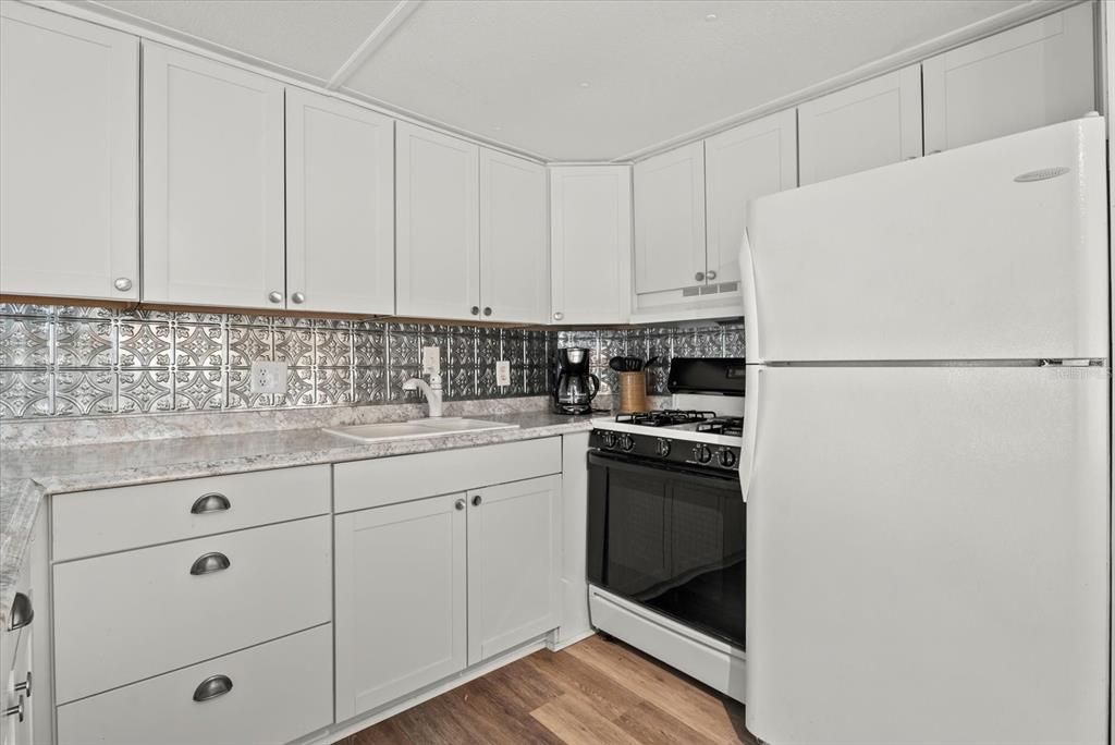 For Sale: $129,900 (2 beds, 2 baths, 720 Square Feet)