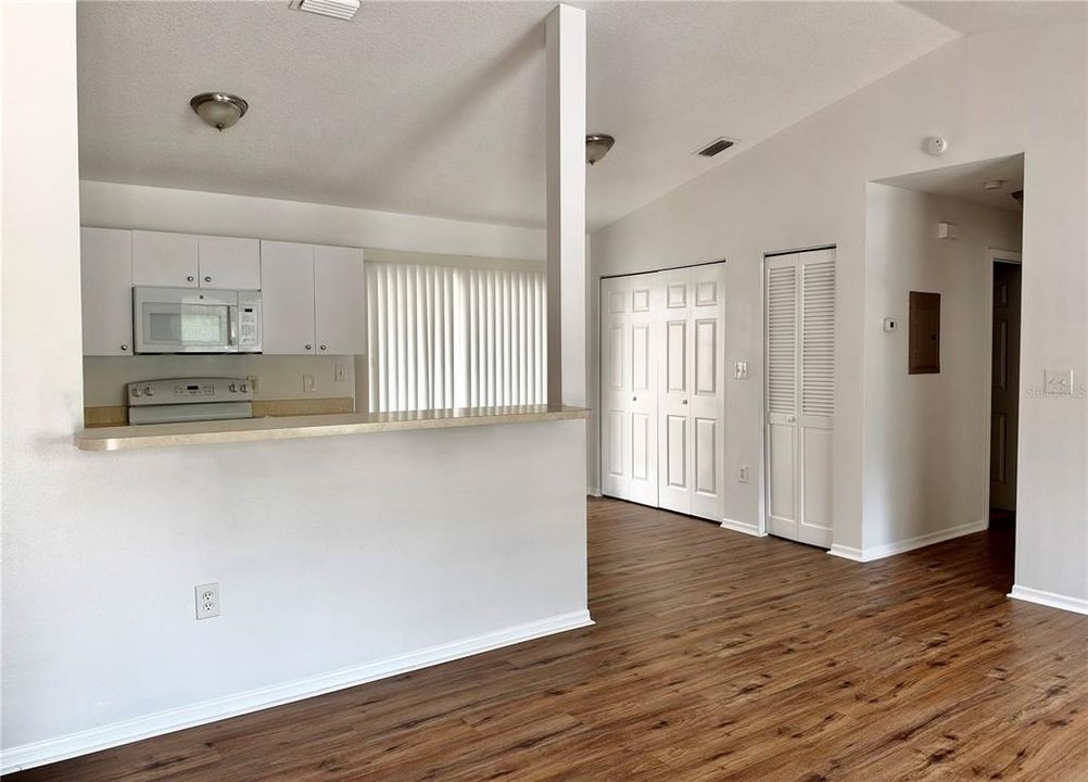 На продажу: $169,900 (2 спален, 1 ванн, 902 Квадратных фут)
