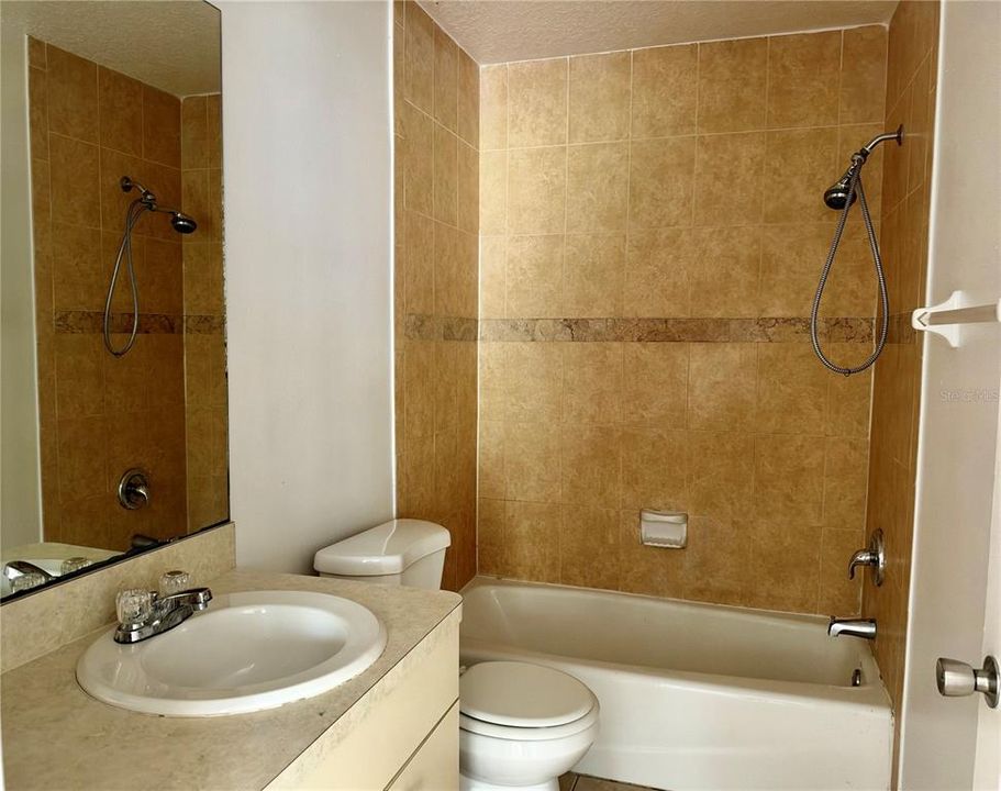 На продажу: $169,900 (2 спален, 1 ванн, 902 Квадратных фут)
