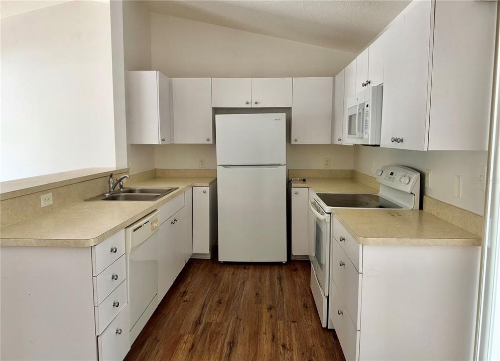 На продажу: $169,900 (2 спален, 1 ванн, 902 Квадратных фут)