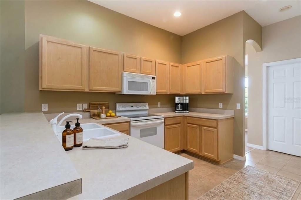 En Venta: $635,000 (4 camas, 2 baños, 2598 Pies cuadrados)