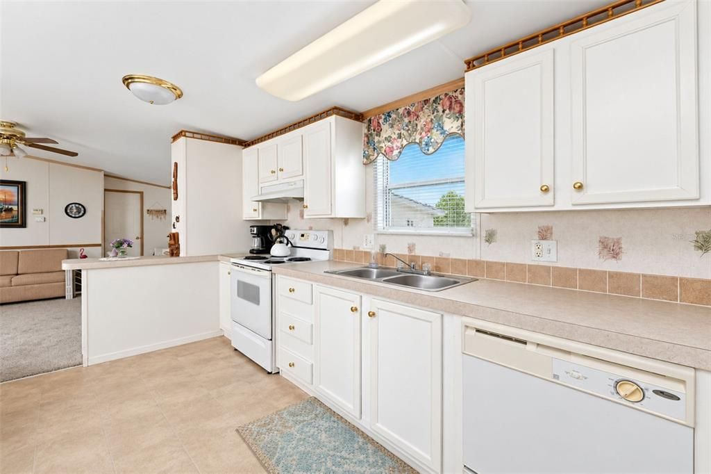 На продажу: $139,000 (2 спален, 2 ванн, 896 Квадратных фут)