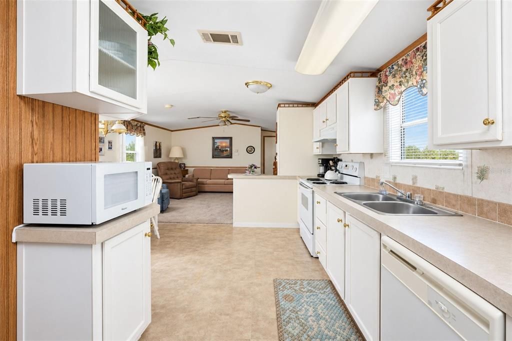 На продажу: $139,000 (2 спален, 2 ванн, 896 Квадратных фут)