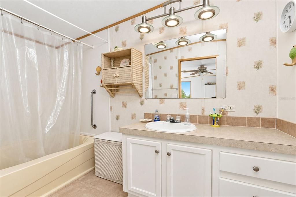 На продажу: $139,000 (2 спален, 2 ванн, 896 Квадратных фут)