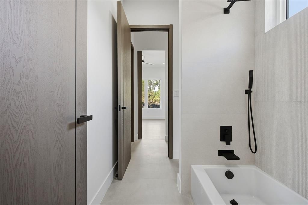 En Venta: $1,695,000 (4 camas, 3 baños, 3180 Pies cuadrados)