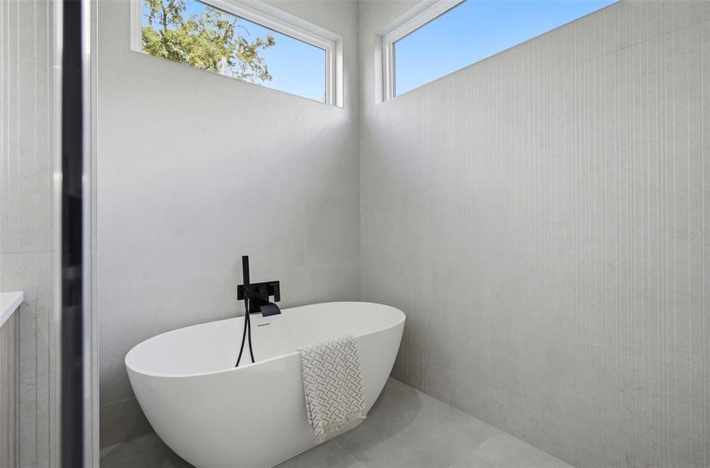 En Venta: $1,695,000 (4 camas, 3 baños, 3180 Pies cuadrados)
