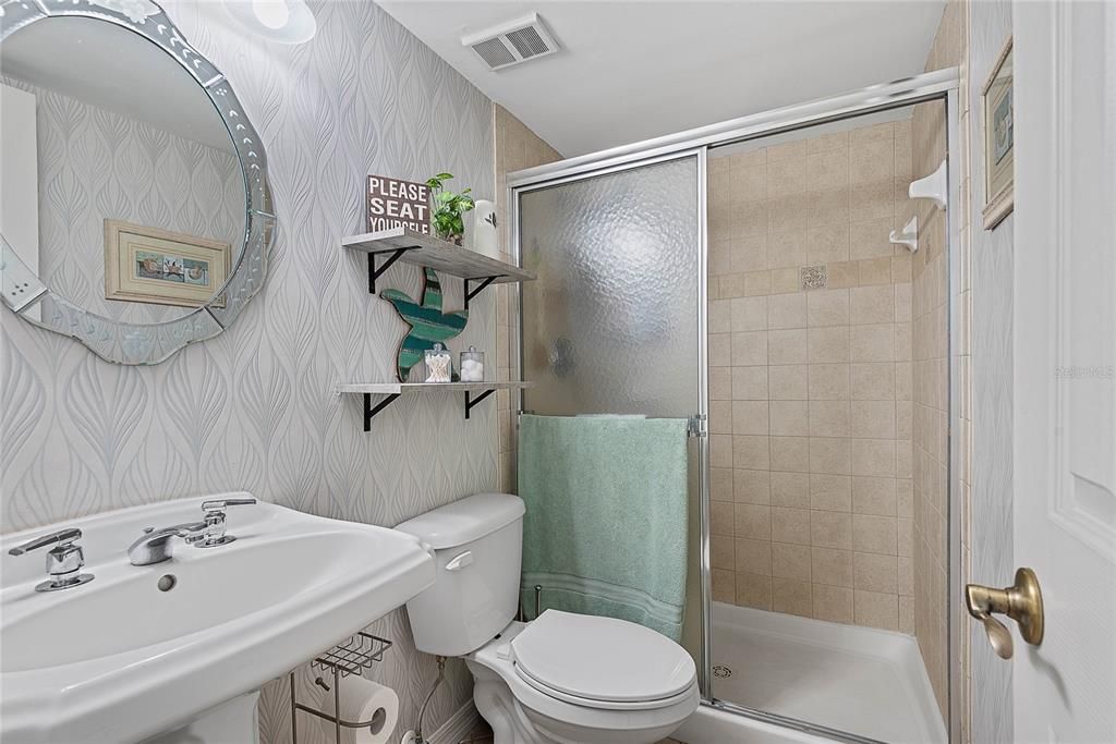На продажу: $195,900 (2 спален, 2 ванн, 1060 Квадратных фут)