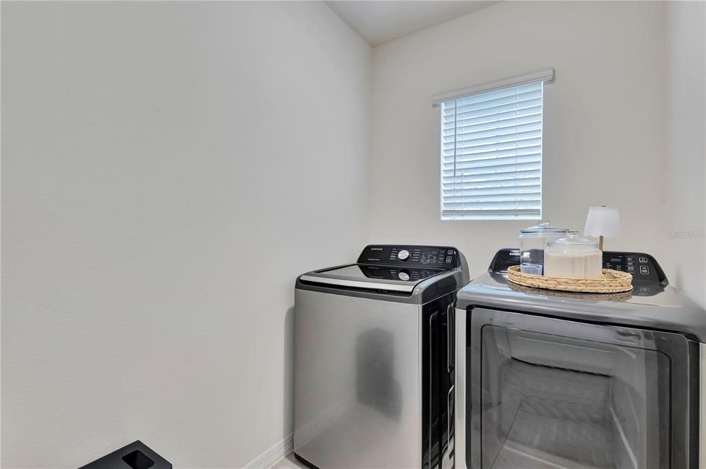 For Sale: $355,000 (3 beds, 2 baths, 1649 Square Feet)
