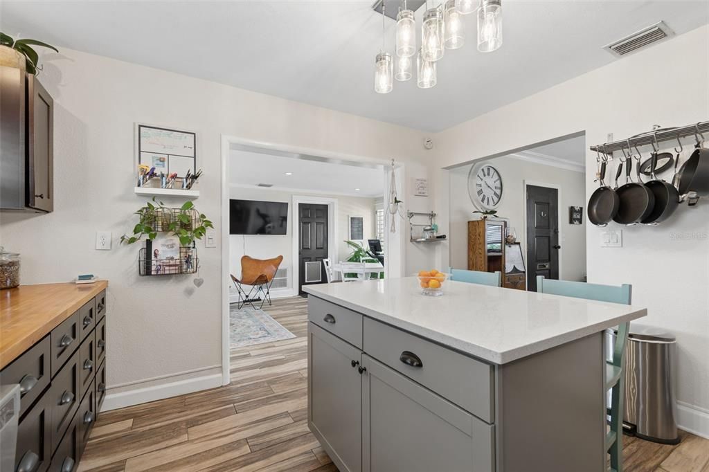 На продажу: $389,900 (2 спален, 1 ванн, 1019 Квадратных фут)