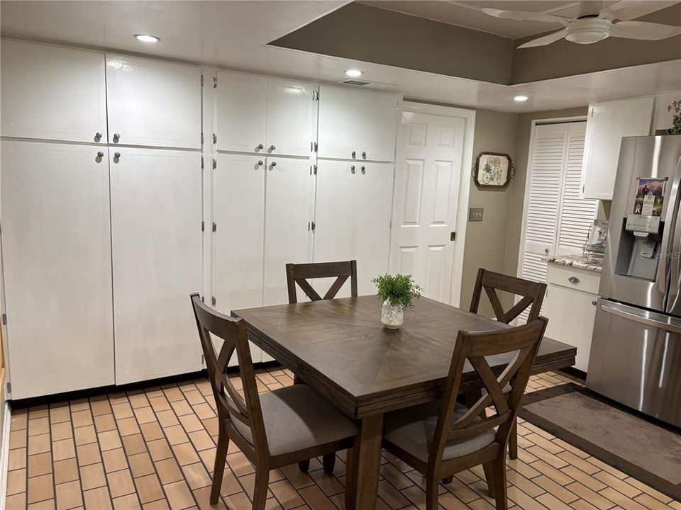 En Venta: $824,900 (4 camas, 3 baños, 2572 Pies cuadrados)