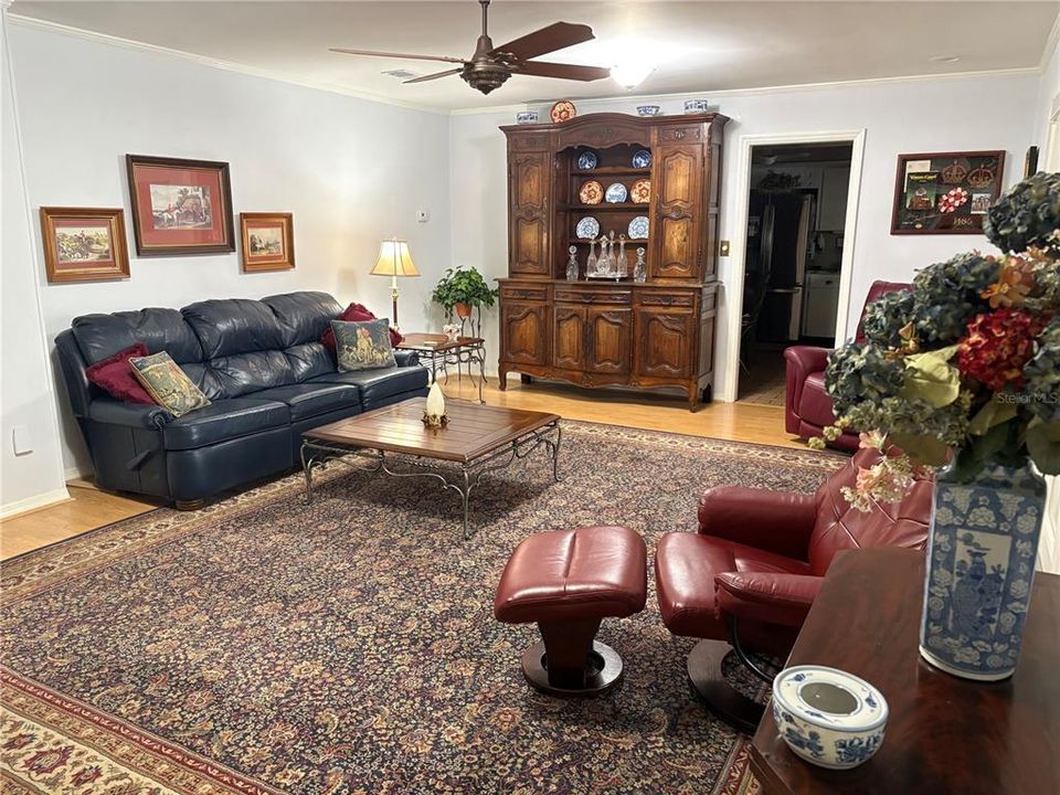 En Venta: $824,900 (4 camas, 3 baños, 2572 Pies cuadrados)