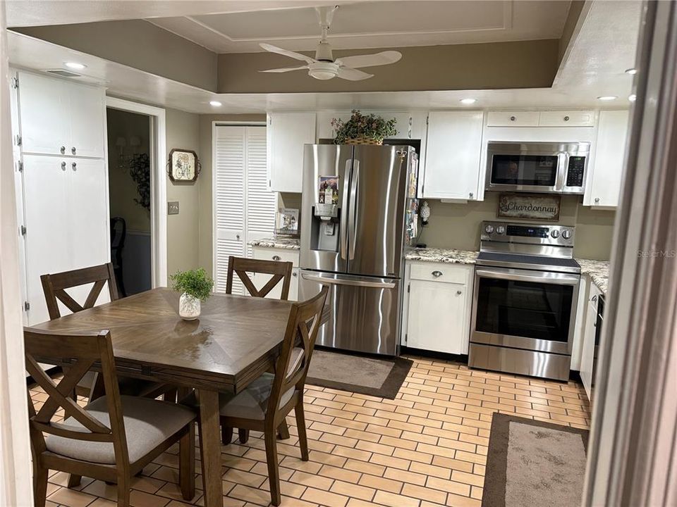 En Venta: $824,900 (4 camas, 3 baños, 2572 Pies cuadrados)