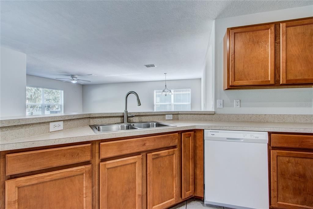 На продажу: $385,000 (3 спален, 2 ванн, 1816 Квадратных фут)