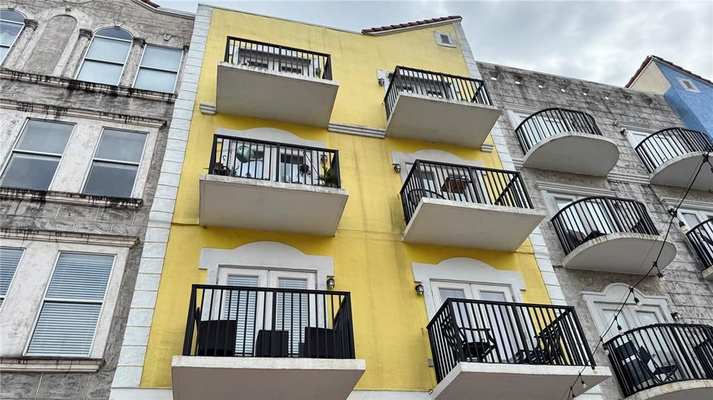 For Sale: $220,000 (2 beds, 2 baths, 1250 Square Feet)