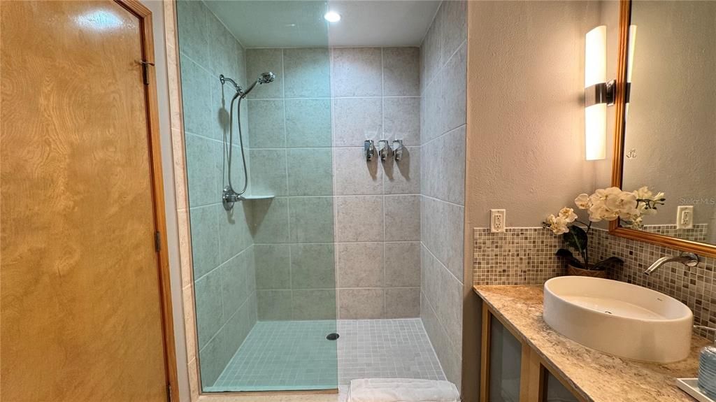 For Sale: $220,000 (2 beds, 2 baths, 1250 Square Feet)