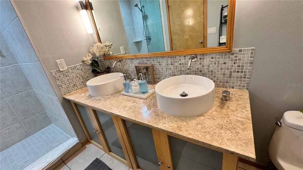 For Sale: $220,000 (2 beds, 2 baths, 1250 Square Feet)