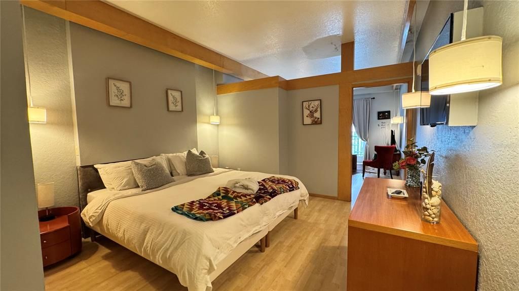 For Sale: $220,000 (2 beds, 2 baths, 1250 Square Feet)