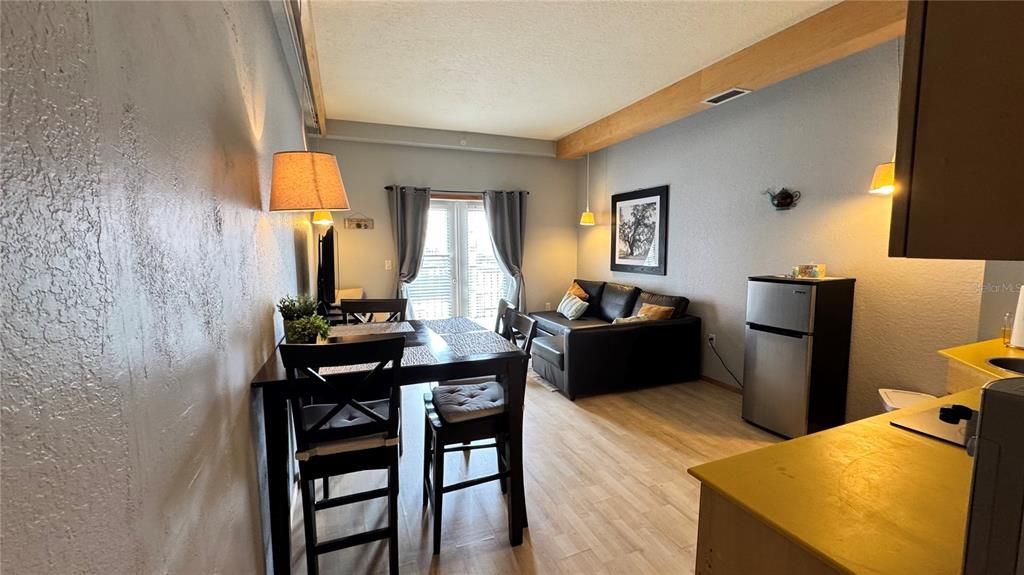 For Sale: $220,000 (2 beds, 2 baths, 1250 Square Feet)