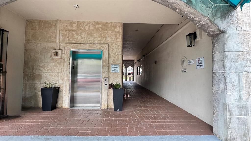 For Sale: $220,000 (2 beds, 2 baths, 1250 Square Feet)