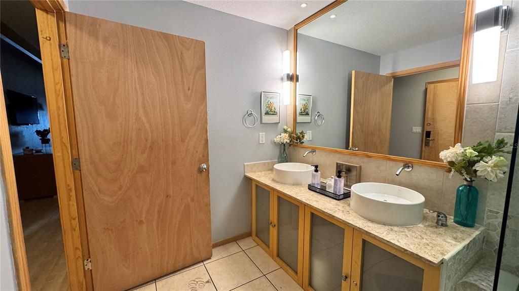 For Sale: $220,000 (2 beds, 2 baths, 1250 Square Feet)