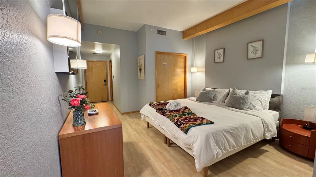 For Sale: $220,000 (2 beds, 2 baths, 1250 Square Feet)