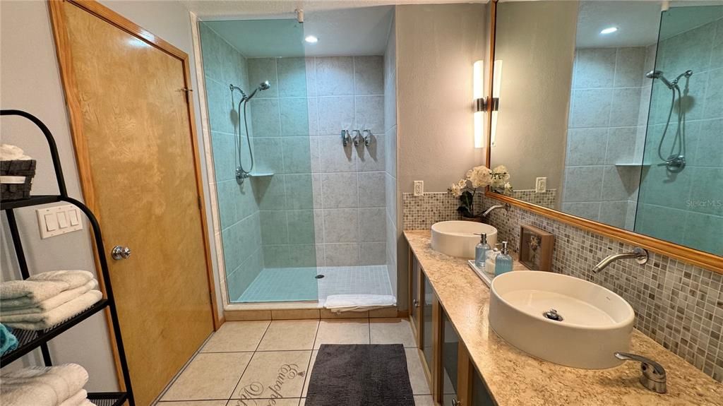 For Sale: $220,000 (2 beds, 2 baths, 1250 Square Feet)