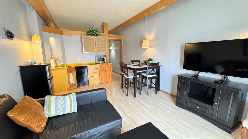 For Sale: $220,000 (2 beds, 2 baths, 1250 Square Feet)