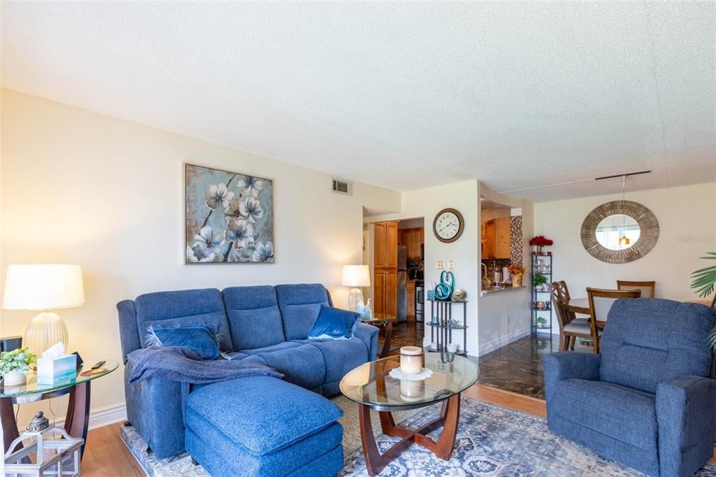 En Venta: $165,000 (2 camas, 2 baños, 975 Pies cuadrados)