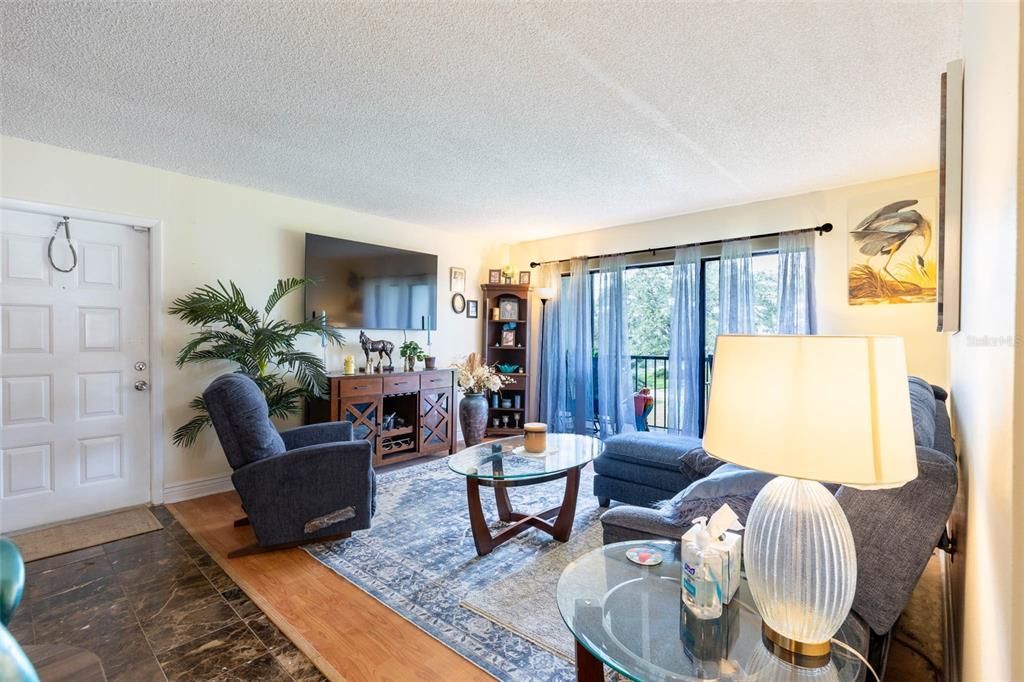 En Venta: $165,000 (2 camas, 2 baños, 975 Pies cuadrados)